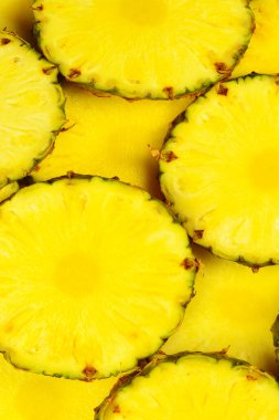 Ananas sulu sarı dilimler arka planda. Üst görünüm.