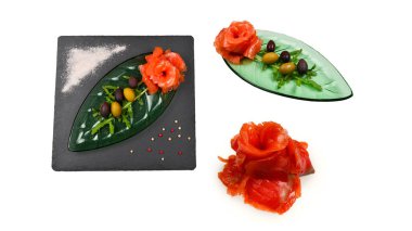 Beyaz üzerine tuz ve zeytinli bir tabakta somon dilimleri..