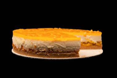 Beyaz arkaplanda izole edilmiş turuncu cheesecake. 