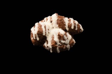 Siyah arka planda hindistan cevizi kremalı profiterol.. 