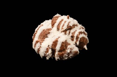 Siyah arka planda hindistan cevizi kremalı profiterol.. 