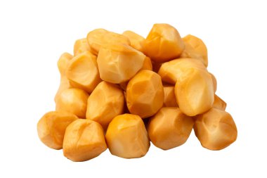 Beyaz bir arka planda izole edilmiş peynir parçaları.. 