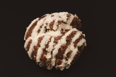 Siyah arka planda hindistan cevizi kremalı profiterol.. 