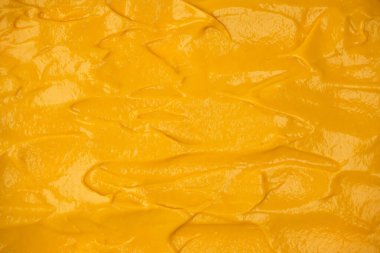 Sarı sos arka plan olarak sıçrıyor. Üst görünüm. 