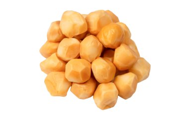 Beyaz bir arka planda izole edilmiş peynir parçaları.. 