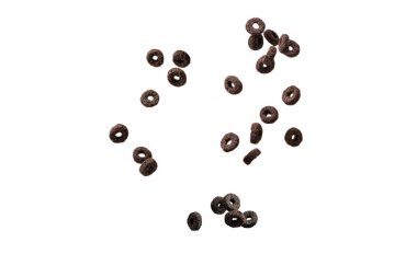 Çikolata halkaları gevrekleri bir kaseye dökülür. Kahvaltıda. Beyaz bir arkaplanda izole edilmiş. 