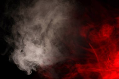 Siyah arka planda kırmızı buhar. Boşluğu kopyala.