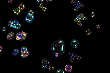 Sabun köpükleri siyah arka planda izole edilmiş. Boşluğu kopyala. 