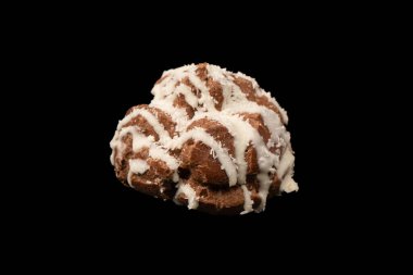 Siyah arka planda hindistan cevizi kremalı profiterol.. 