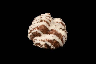 Siyah arka planda hindistan cevizi kremalı profiterol.. 