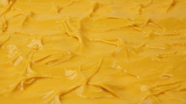 Sarı sos arka plan olarak sıçrıyor. Üst görünüm. 