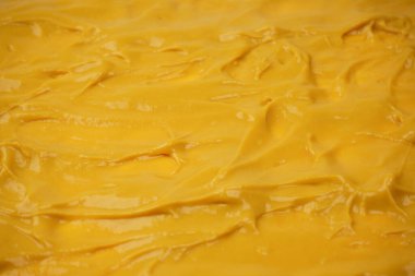 Sarı sos arka plan olarak sıçrıyor. Üst görünüm. 