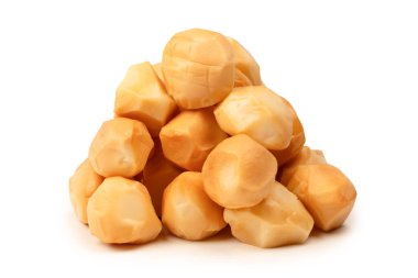 Beyaz bir arka planda izole edilmiş peynir parçaları.. 