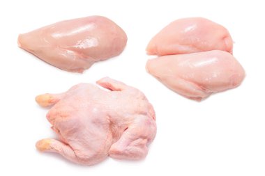 Beyaz arkaplanda çiğ tavuk izole. 