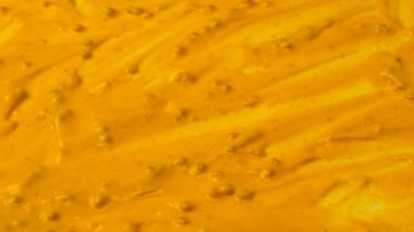 Sarı sos arka plan olarak sıçrıyor. Üst görünüm. 