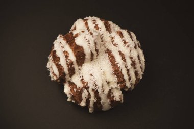 Siyah arka planda hindistan cevizi kremalı profiterol.. 