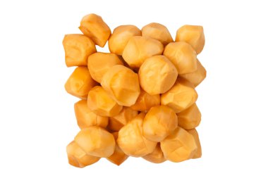 Beyaz bir arka planda izole edilmiş peynir parçaları.. 