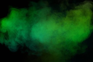 Siyah arka planda yeşil ve beyaz buhar. Boşluğu kopyala.