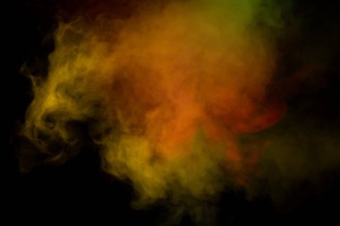 Siyah arka planda turuncu ve kırmızı buhar. Boşluğu kopyala.