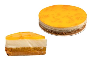 Beyaz arkaplanda izole edilmiş turuncu cheesecake. 