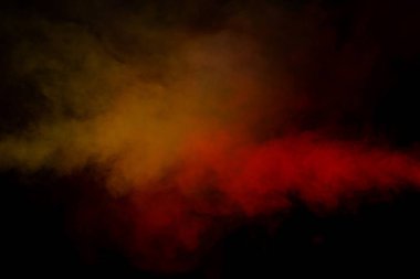 Siyah arka planda sarı buhar. Boşluğu kopyala.