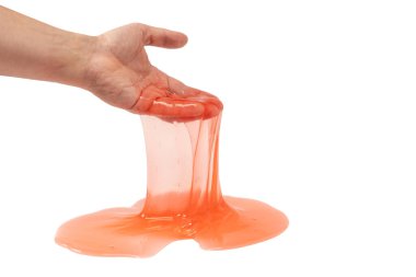 Kırmızı sümüklü oyuncak insan eliyle beyaza izole edilmiş. Üst görünüm. 