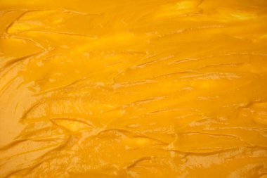 Sarı sos arka plan olarak sıçrıyor. Üst görünüm. 