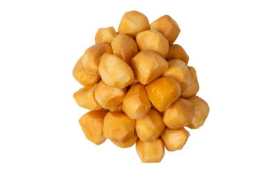 Beyaz bir arka planda izole edilmiş peynir parçaları.. 