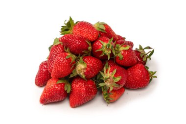 Çilekli. Beyaz arka planda izole edilmiş taze böğürtlen grubu. 