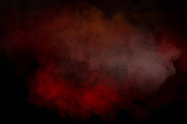 Siyah arka planda turuncu ve kırmızı buhar. Boşluğu kopyala.