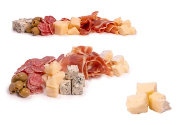 Şarap için atıştırmalık bir tabak. Peynir, zeytin, salam, jamon beyaz bir sırt çantasına izole edilmiş.. 