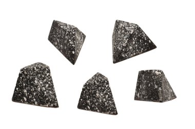 Değerli taşlar şeklinde çikolata şekerlemeleri, beyaz bir arka planda izole edilmiş mermer desenli.. 