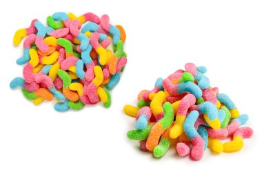 Beyaza izole edilmiş sulu renkli jöle tatlılar. Şekerleme. Yılanlar.. 