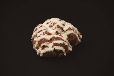 Siyah arka planda hindistan cevizi kremalı profiterol.. 