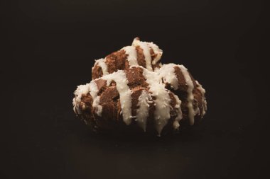 Siyah arka planda hindistan cevizi kremalı profiterol.. 