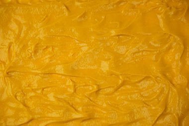 Sarı sos arka plan olarak sıçrıyor. Üst görünüm. 