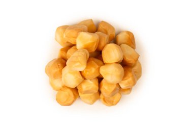 Beyaz bir arka planda izole edilmiş peynir parçaları.. 