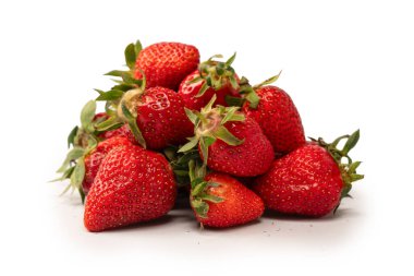 Çilekli. Beyaz arka planda izole edilmiş taze böğürtlen grubu. 