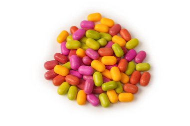 Beyaz arka planda izole edilmiş çok renkli şekerler..  