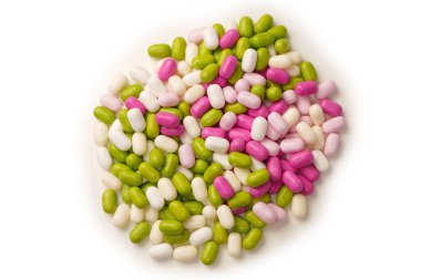 Beyaz arka planda izole edilmiş çok renkli şekerler..  