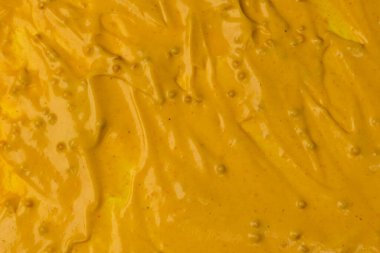 Sarı sos arka plan olarak sıçrıyor. Üst görünüm. 