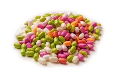 Beyaz arka planda izole edilmiş çok renkli şekerler..  