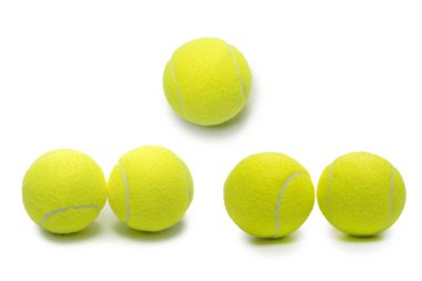 Beyaz arkaplanda izole edilmiş tenis topları. 