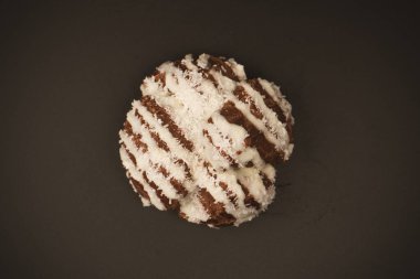 Siyah arka planda hindistan cevizi kremalı profiterol.. 