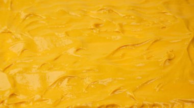 Sarı sos arka plan olarak sıçrıyor. Üst görünüm. 