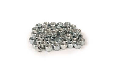 Beyaz arka planda izole edilmiş bir grup metal ceviz. Üst görünüm.