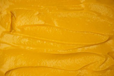 Sarı sos arka plan olarak sıçrıyor. Üst görünüm. 