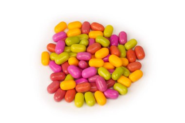 Beyaz arka planda izole edilmiş çok renkli şekerler..  