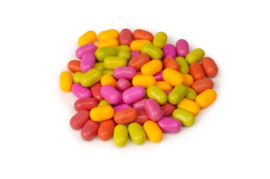 Beyaz arka planda izole edilmiş çok renkli şekerler..  