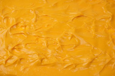 Sarı sos arka plan olarak sıçrıyor. Üst görünüm. 